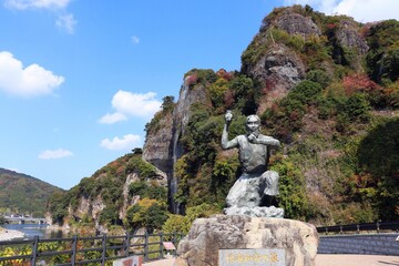 禅海和尚の銅像と競秀峰