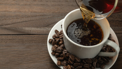 ブラックコーヒーを注ぐ