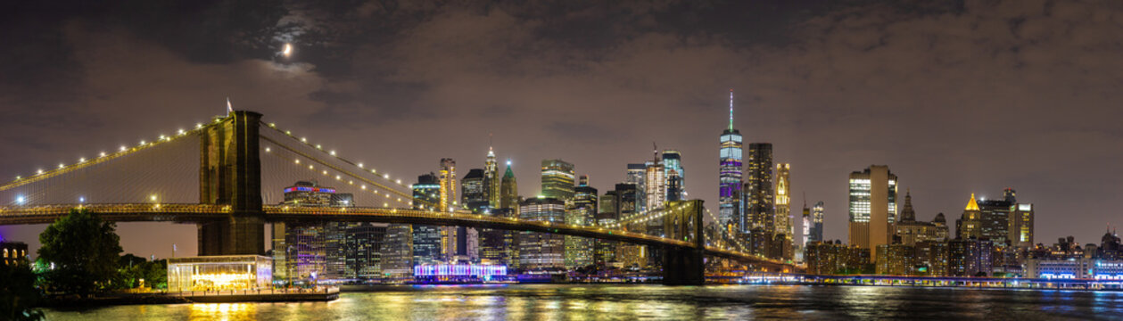 Fototapeta Brooklyn Bridge and Manhattan at night