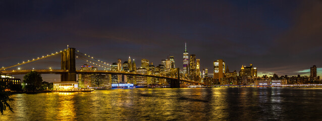 Fototapeta na wymiar Brooklyn Bridge and Manhattan at night