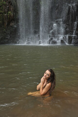 Fototapeta premium mulher natural linda em meio a natureza lugar incrível 
