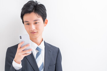 携帯電話を持つ日本人男性
