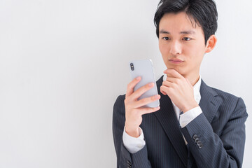 携帯電話を持つ日本人男性