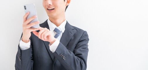 携帯電話を持つ日本人男性