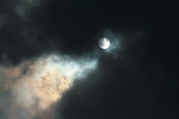 Fototapeta na wymiar full moon and clouds