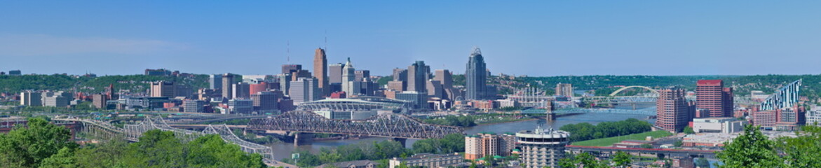 Fototapeta na wymiar Cincinnati Skyline in Summer