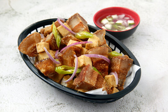 Freshly cooked Filipino food called Tokwa't Baboy