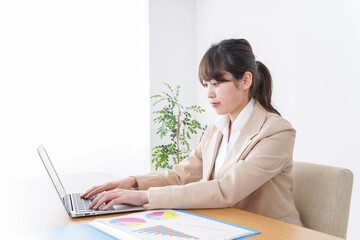 オフィスで仕事するビジネスウーマン