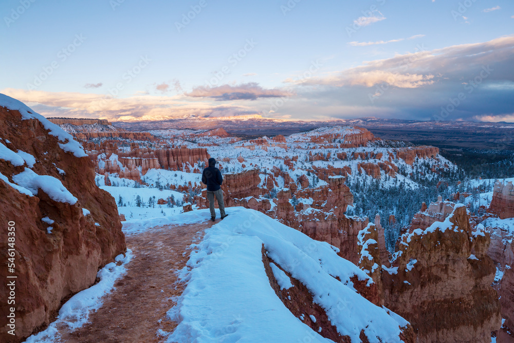 Wall mural Hike in winter Bryce