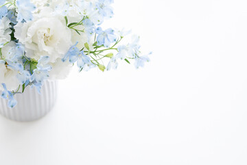 花　喪中　葬式　悲しみ　白　背景　青い花