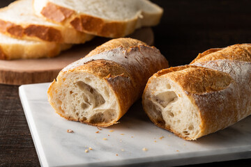 外はパリッと中はしっとりモチモチの、こだわりのバタール