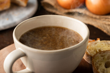 湯気の立つ、あったかい濃厚オニオンスープ