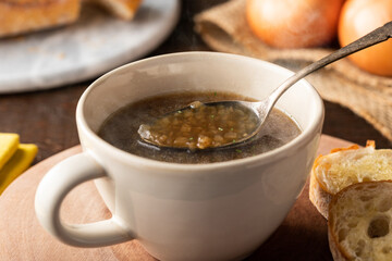 湯気の立つ、あったかい濃厚オニオンスープ