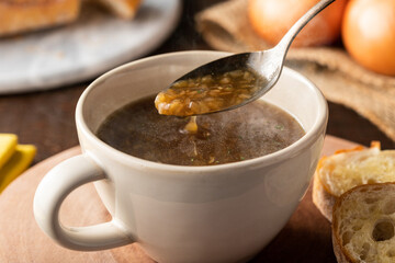 湯気の立つ、あったかい濃厚オニオンスープ