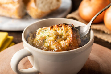 ほんわか湯気の立つ、熱々のオニオングラタンスープ