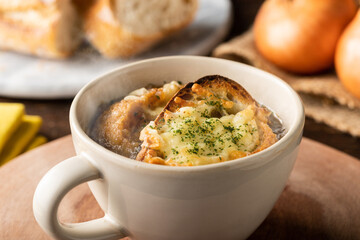 ほんわか湯気の立つ、熱々のオニオングラタンスープ