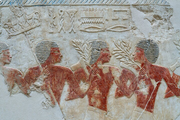 Ägyptische Soldaten auf einem alten ägyptischen Relief aus bemaltem Kalkstein. Neues Reich 18. Dynastie aus dem Tempel der Königin Hatschepsut. - 546158362