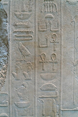 alter Text in Form von ägyptischen Hieroglyphen auf einer Wand aus Kalkstein