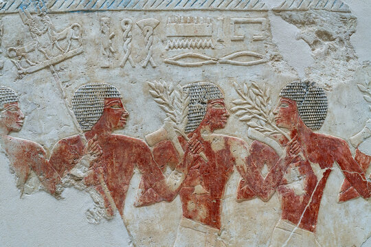 Ägyptische Soldaten auf einem alten ägyptischen Relief aus bemaltem Kalkstein. Neues Reich 18. Dynastie aus dem Tempel der Königin Hatschepsut.