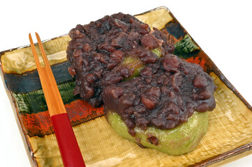 Mugwort rice cake with red bean paste