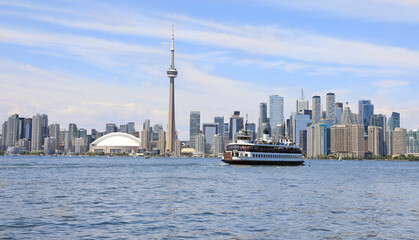 Naklejka premium Toronto skyline and Ontario lake with ferry on the foreground