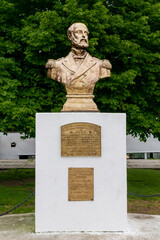 Obraz premium statue of a person in the park