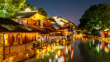 Obraz premium Night view of ancient houses in Wuzhen, China