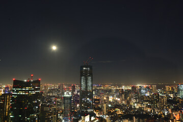 Obraz premium 東京の100万ドルの夜景とスーパームーン