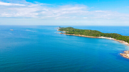 Fototapeta na wymiar 真っ青な海のビーチリゾートを上空から眺める　タイ・サメット島