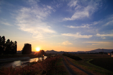 山に沈む秋の夕日　空のグラデーション　11月