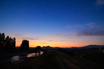 山に沈む秋の夕日　空のグラデーション　11月