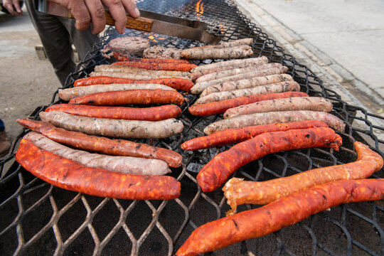 Grillade de sauccisses et chipolatas sur un barbecue artisanal