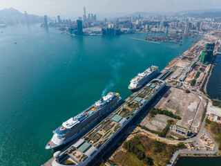 Naklejka premium Top view of Cruise terminal building in Hong Kong city