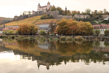 Herbst in Mainfranken; Blick vom Würzburger Mainkai auf die Festung Marienberg