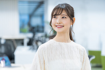 オフィスで働くビジネスマン