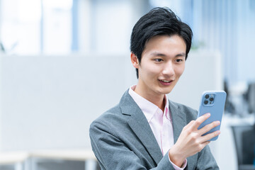 Obraz premium オフィスで働くビジネスマン