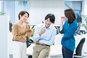 Obraz premium オフィスで働くビジネスマン