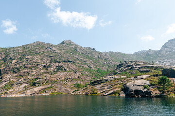 Paisaje oce&aacute;nico soleado con alguna nube