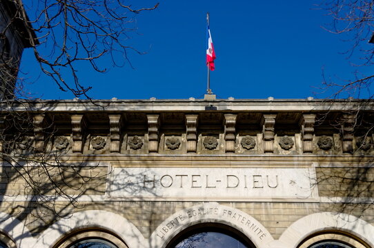 Façade de l'Hôtel-Dieu de Paris.  