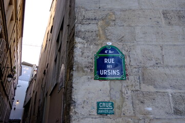 Rue des Ursins. Plaque de nom de rue, Paris. Crue janvuer 1910. Panneau indiquant la hauteur de la montée des eaux de la Seine.