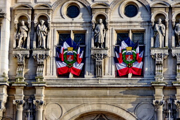 Drapeaux français tricolores sur la façade de la Mairie de Paris. Hôtel de Ville. Paris. France.