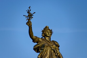 Fototapeta premium Statue de la République. Place de la république. Paris. Statue de femme tenant un rameau d'olivier. Symbole de paix.