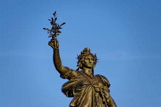 Statue de la R&eacute;publique. Place de la r&eacute;publique. Paris. Statue de femme tenant un rameau d'olivier. Symbole de paix.