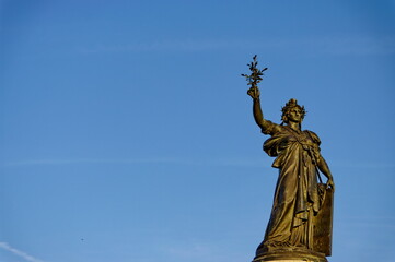 Fototapeta na wymiar Statue de la République. Place de la république. Paris. Statue de femme tenant un rameau d'olivier. Symbole de paix.