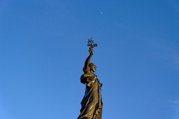 Fototapeta premium Statue de la République tenant un rameau d'olivier. Place de la République. Paris. France.