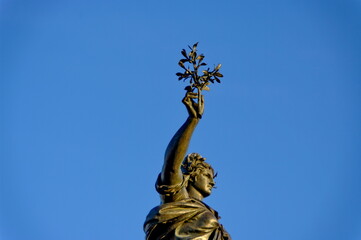 Fototapeta premium Statue de la République tenant un rameau d'olivier. Place de la République. Paris. France.