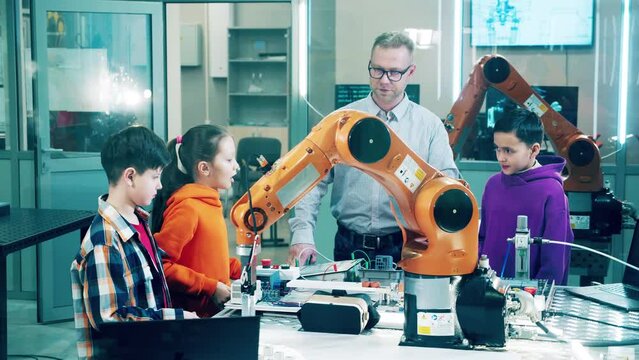 Kids are studing robotics science. Education, school science concept.