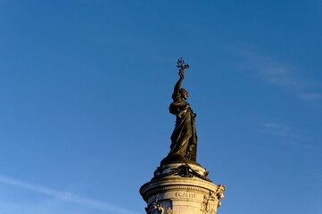 Fototapeta na wymiar Statue de la République tenant un rameau d'olivier. Place de la République. Paris. France. Ciel bleu.