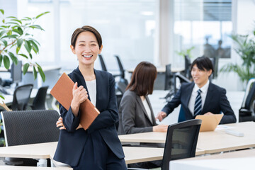 オフィスで働くビジネスマン