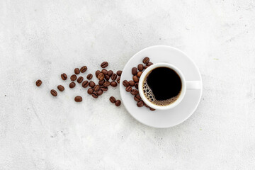 White cup of hot black espresso with coffee beans - obrazy, fototapety, plakaty